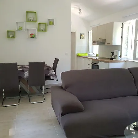Zdenka Apartment *